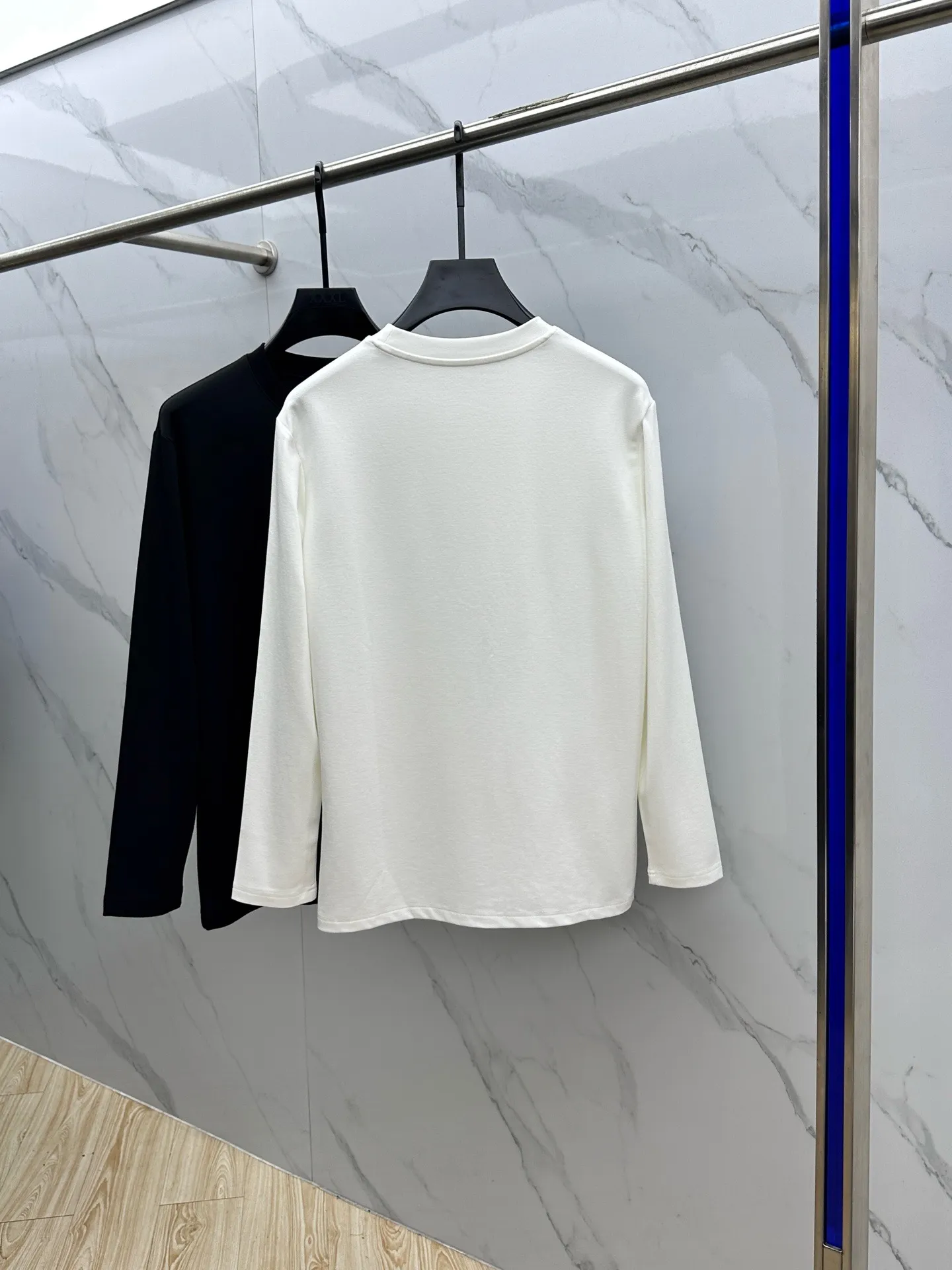P190 Stonebird 2025 autumn and winter counter new fashion casual bottoming shirt long-sleeved T-shirt, fabric 280 grams Selected imported high-density double yarn 100% cotton fabric, made with exquisite original logo, excellent in comfort and breathability, soft, wrinkle-resistant, elastic and drapey. It is very handsome whether worn alone or as an inner layer. It is in line with men's practical dressing habits and pursues luxury, noble and elegant style, creating extraordinary men's taste. The visual effect is very good, the grade is very high, simple and fashionable, a must-have choice for leisure and business! Size: M-3XL